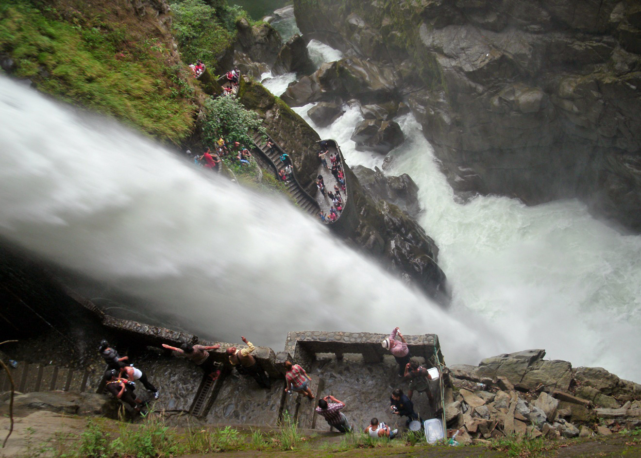 Pailón del diablo) — waterfall in Ecuador.
