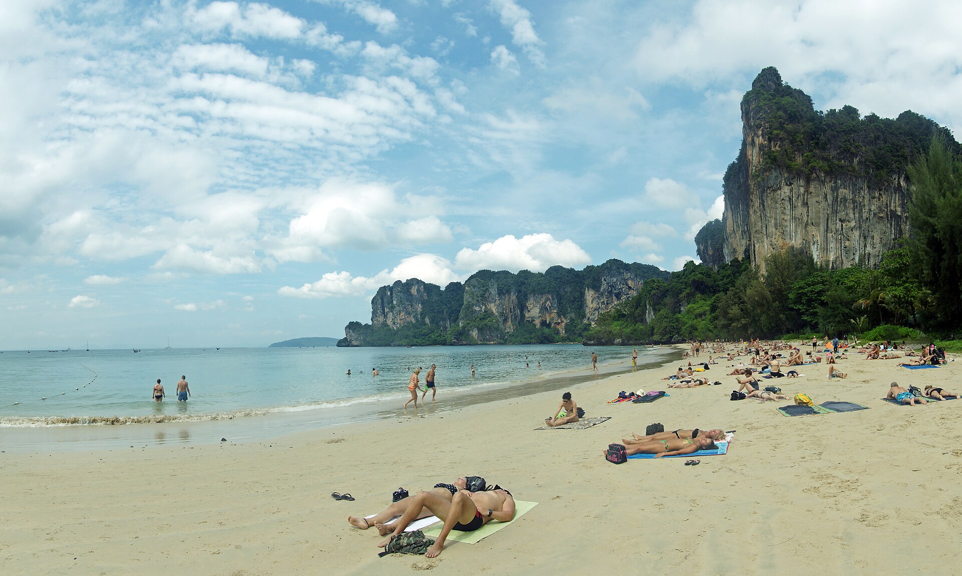West Rai Leh (Railay) beach, Rai Leh (Railay) bay, Krabi, Thailand.