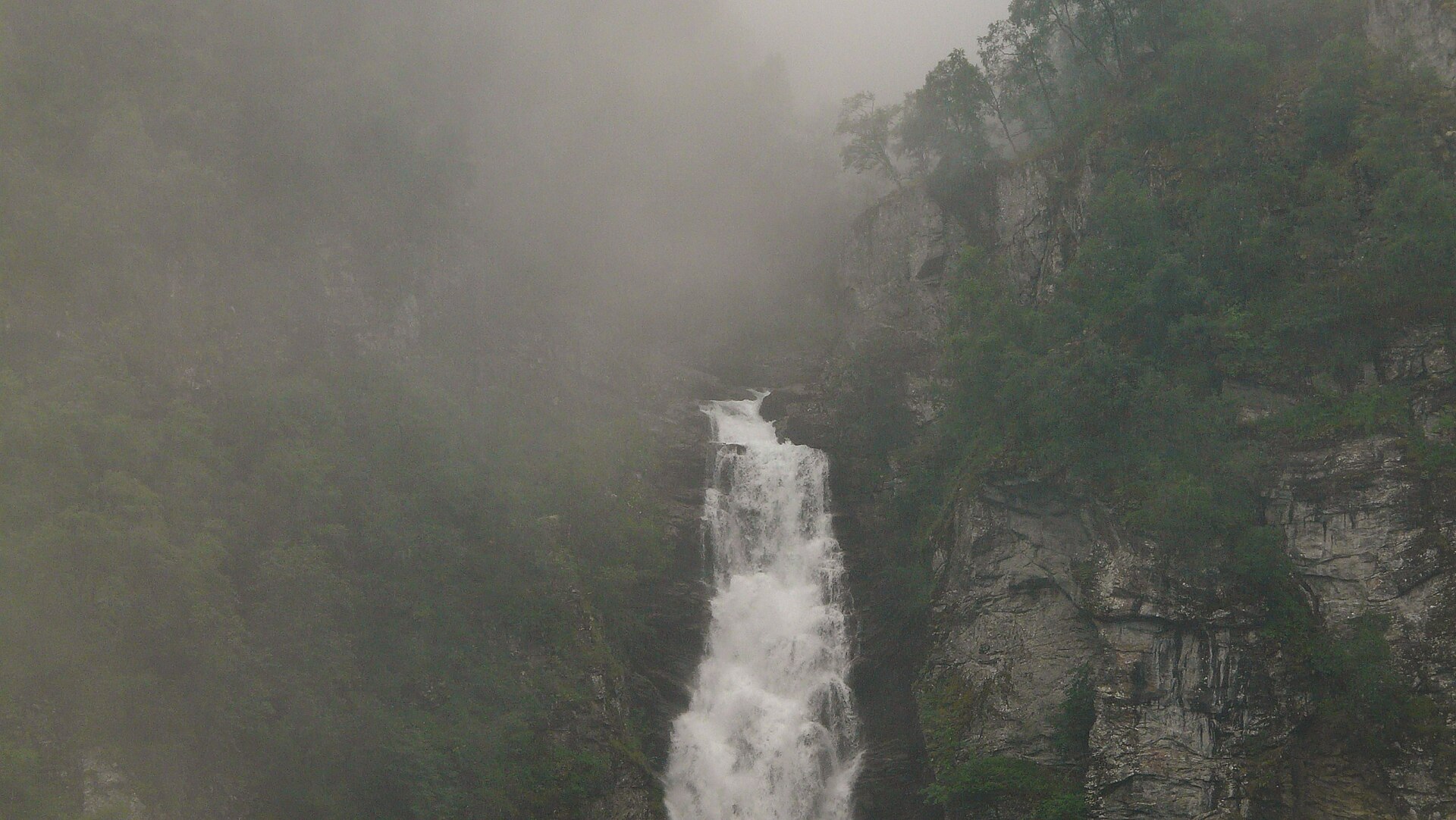 Stalheimsfossen as seen from Stalheimskleivi in 2008 August.